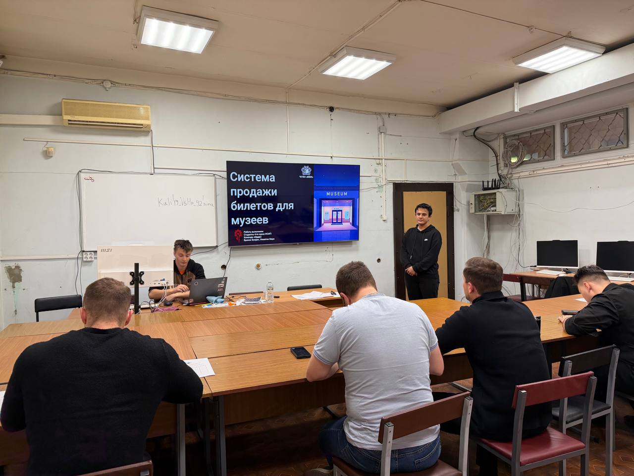 Жюри занято составлением заметок для оценки проекта.