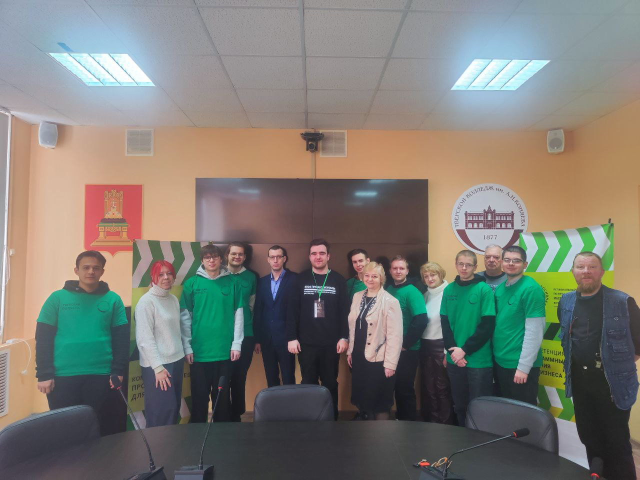 Общее фото участников и экспертов на площадке чемпионата.