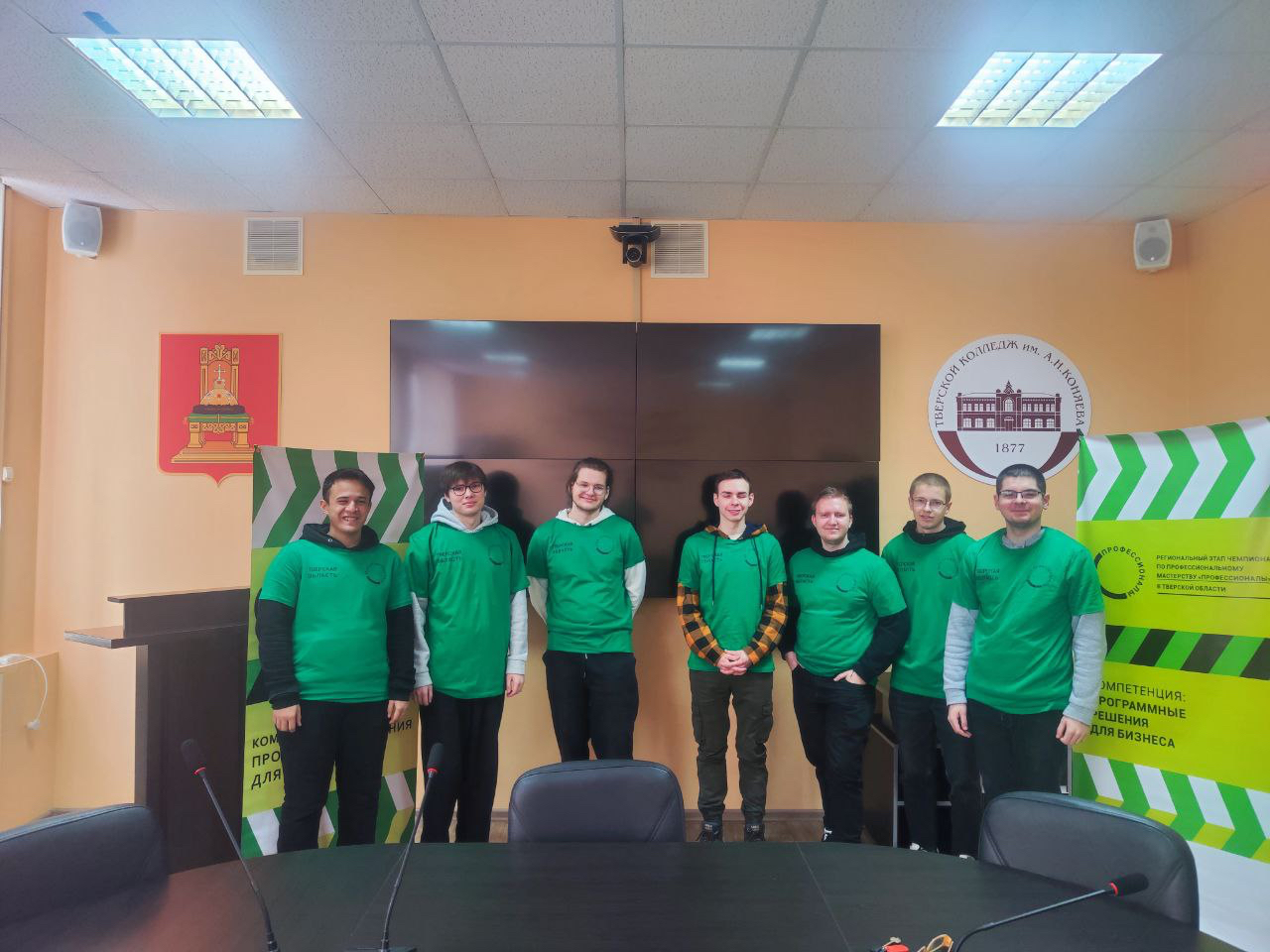 Участники компетенции «Программные решения для бизнеса» на церемонии закрытия.